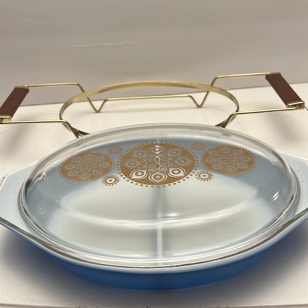Pyrex Blue Oval Divided 1 1/2 Quart Casserole Dish Gold Medallion Lid Holder
